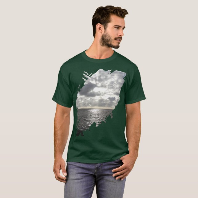 T-shirt Soleil brillant à travers les nuages (Devant entier)