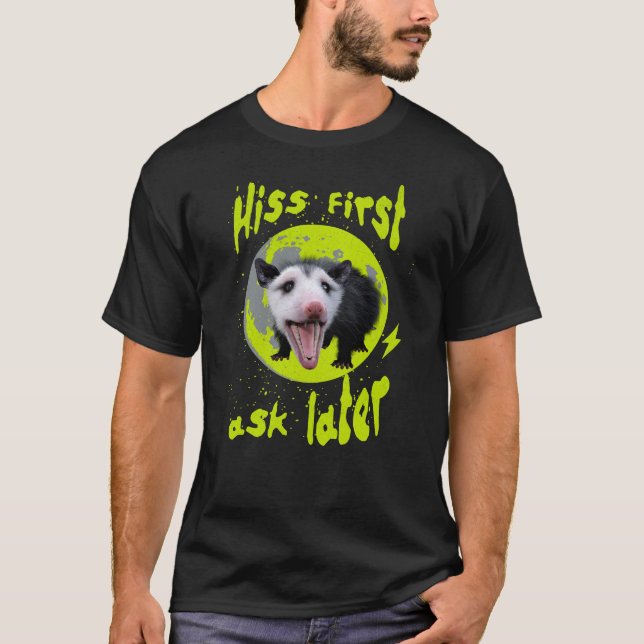 T-shirt Son premier, demander plus tard Funny Opossum Hiss (Devant)