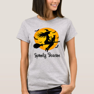 T-shirt Sorcière et chat noir volant à travers la pleine l