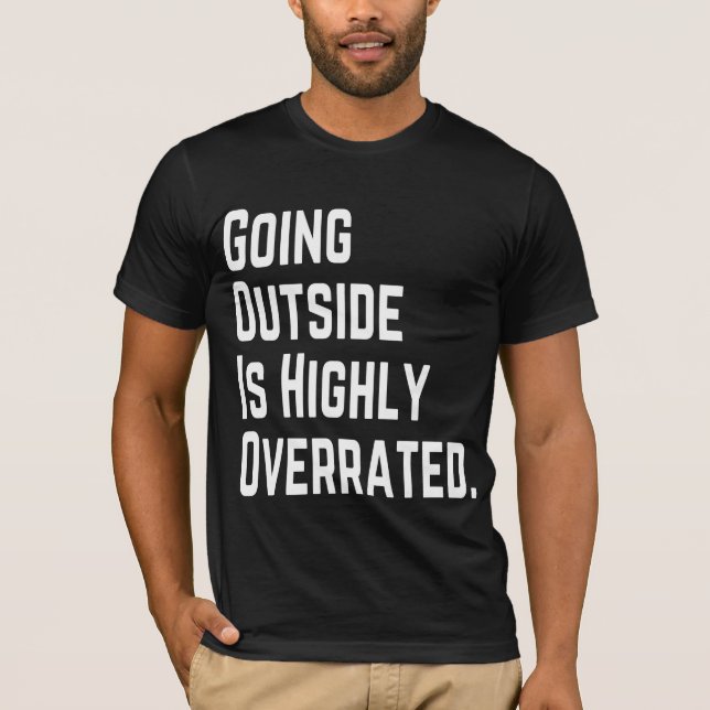 T-SHIRT SORTIR EST TRÈS SURÉVALUÉ (Devant)