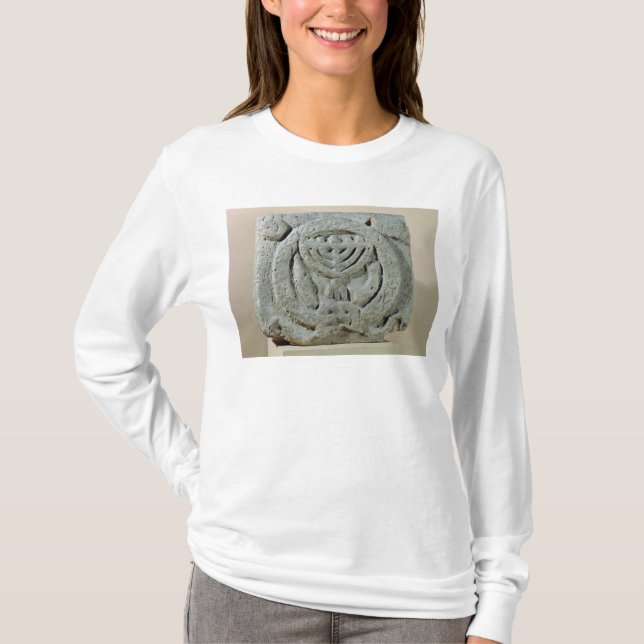 T-shirt Soulagement dépeignant un menorah (Devant)