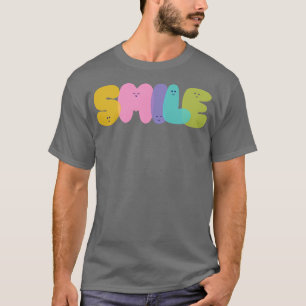 T-shirt sourire dans différentes couleurs de variation en