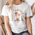 T-shirt Souris Mocha vintage "Sunset Chasers Club"<br><div class="desc">Rejoignez l'aventure avec le T-Shirt Vintage Mocha Mouse "Sunset Chasers Club". Ce design ludique est orné d'une charmante souris aux tons mocha, profitant de l'heure d'or, sur fond de coucher de soleil rétro. Parfait pour les amateurs de coucher de soleil, les rêveurs et tous ceux qui courent les plus beaux...</div>