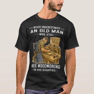 T-shirt Sous-estimer un vieil homme qui fait de la menuise