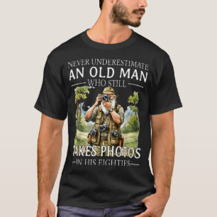 T-shirt Sous-estimer un vieil homme qui prend des photos e