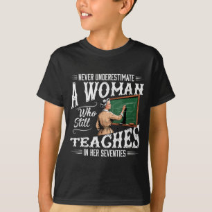 T-shirt Sous-estimer une femme qui enseigne à plus de soix