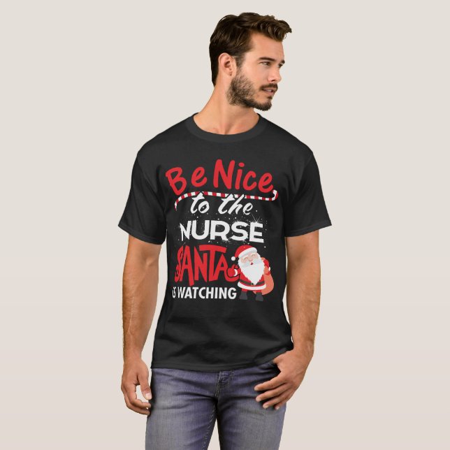 T-shirt Soyez Nice à l'infirmière que Père Noël observe (Devant entier)