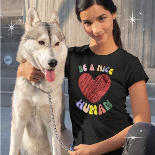 T-shirt Soyez un bon graphique de coeur rouge humain