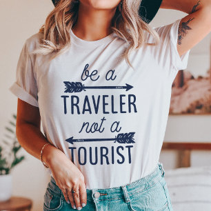 T-shirt Soyez un voyageur pas une typographie touristique 