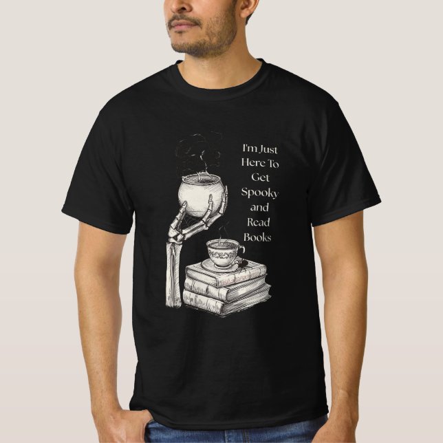 T-shirt Spooky & Books: Witchy Skeleton Hand Cauldron (Devant)