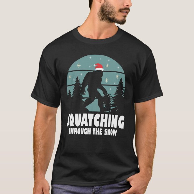 T-shirt Squatching Through the Snow - Bigfoot Christmas (Devant)