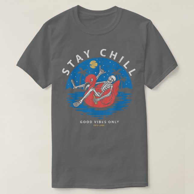 T-shirt Squelette Avec Une Bouteille Bière Assis Dans Un F (Design devant)