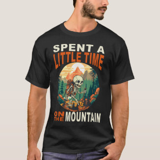 T-shirt Squelette Ayant Passé Un Peu De Temps Sur La Monta