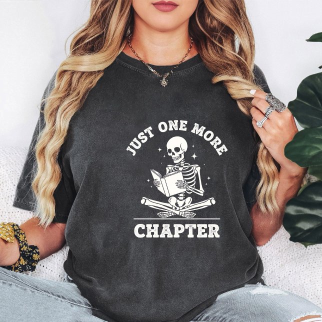 T-shirt Squelette lisant juste un chapitre de plus (Créateur téléchargé)