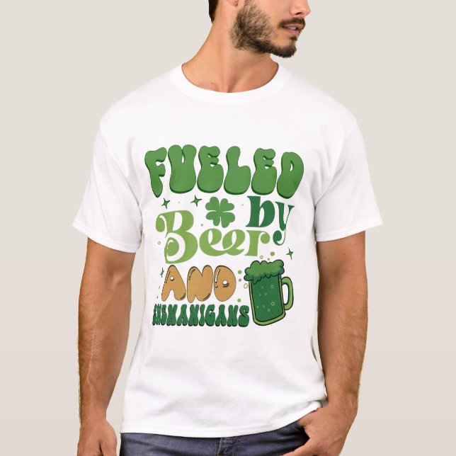 T-shirt St Patrick's Alimenté par la bière et les Shenanig (Devant)