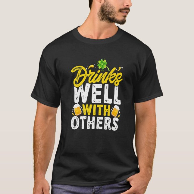 T-shirt St Patricks Day - Drinks Well With Others Premium (Devant)