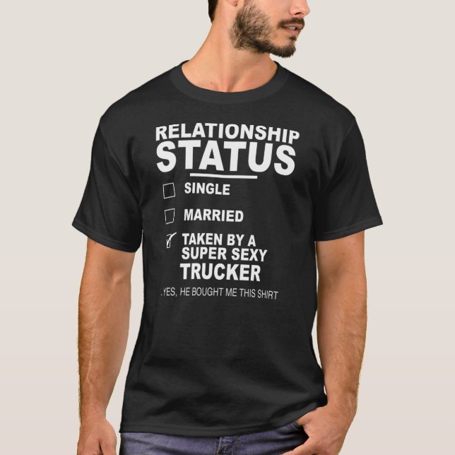 T-shirt Statut de la relation pris par un Super S e xy (Devant)