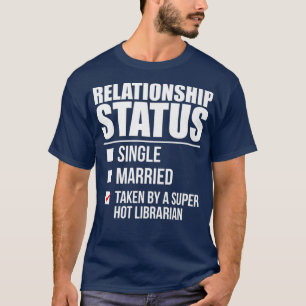 T-shirt Statut de la relation prise Super Hot Librarian