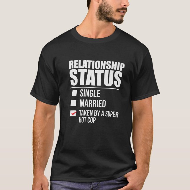 T-shirt Statut De Relation Pris Par Super Hot Cop Police (Devant)