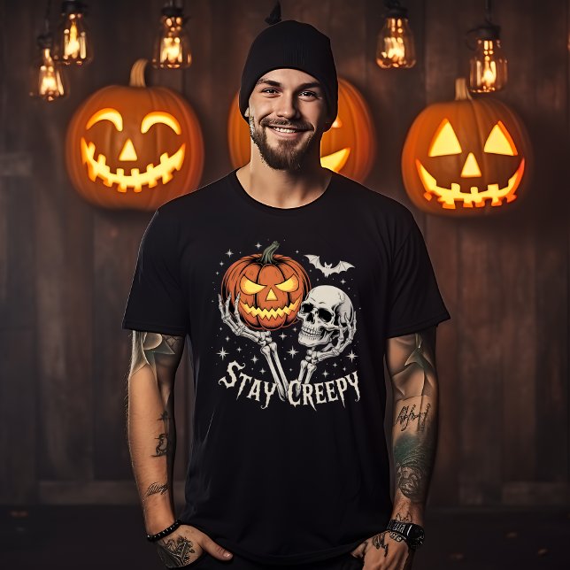 T-shirt Stay Creepy Skeleton Hands Holding Pumpkin & Skull (Créateur téléchargé)