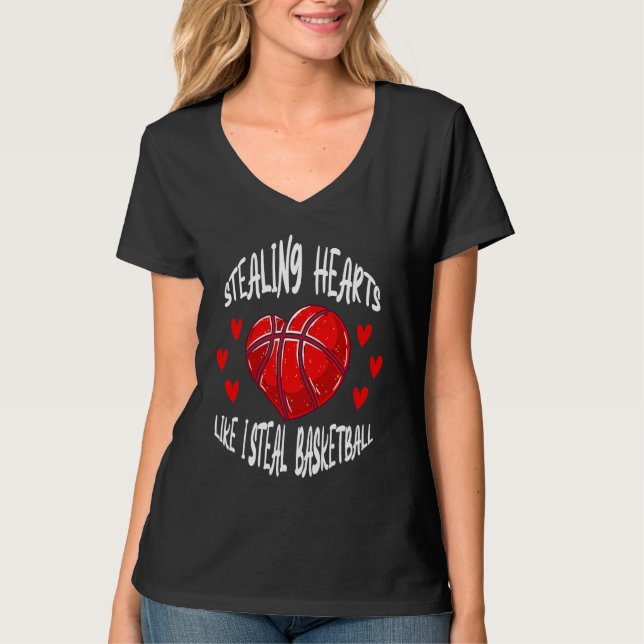 T-shirt Stealing Hearts Like I Steal Basketball Valentines (Devant)