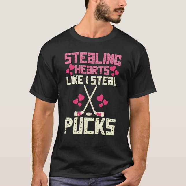 T-shirt Stealing Hearts Like I Steal Pucks Hockey  1 (Devant)