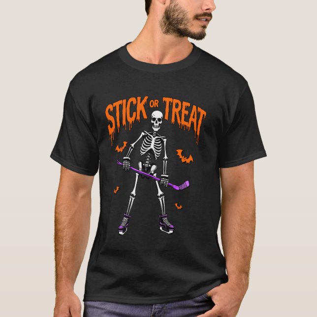 T-shirt Stick ou traiter Halloween Skeleton Hockey Joueur  (Devant)