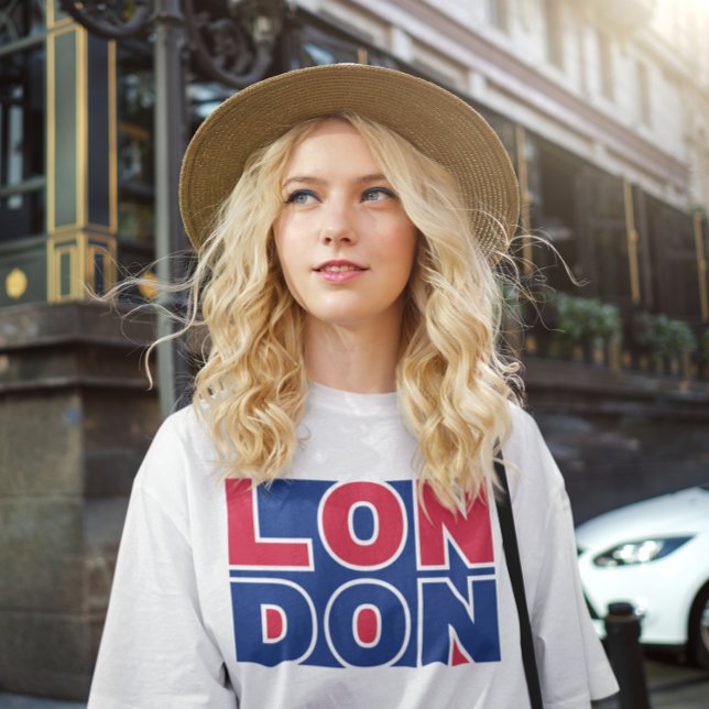 T-shirt Style de rue à Londres (Stylish women in London city)