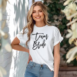 T-shirt Stylish Letting Brush Typographie "Team Bride"<br><div class="desc">Design tendance et chic de fête de mariée dans une belle police de script.</div>