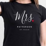 T-shirt Stylish Mme Custom Nom et Mariage de date<br><div class="desc">Le cadeau parfait pour toute mariée à être, le design amusant et moderne dispose d'un script de typographie stylisé "Mrs" avec mignon petit coeur d'amour rouge arrêts complets. Le design est facile à personnaliser avec votre nom de famille et date établie et sera le gardien parfait de votre journée spéciale....</div>