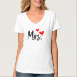 T-shirt Stylish "Mrs" Tee for Women - Parfait pour les mar<br><div class="desc">Montrez votre statut "Mme" avec style avec cet adorable t-shirt avec un script noir audacieux et deux coeurs rouges. Que vous soyez marié(e), marié(e) ou fièrement pris(e), ce tee ajoute du charme à toute tenue. Idéal pour l'usure décontractée, les voyages en lune de miel, les douches nuptiales, ou comme un...</div>