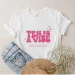 T-shirt super arc-en-ciel dix est une vibe 60's rétro marg<br><div class="desc">super arc-en-ciel dix est une vibe 60's rétro marguerite cool rose girly minimaliste typographie moderne élégante amusement 10e anniversaire décoration de fête T-shirt.</div>