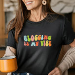 T-shirt Super Retro Blogging Is My Vibe, Blog, Blogger<br><div class="desc">T-shirt super 'blogging is my vibe'. C'est un cadeau fantastique pour les blogueurs.</div>