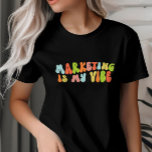 T-shirt Super Retro Marketing Est Ma Vibe, Communications<br><div class="desc">T-shirt super "marketing is my vibe". Il fait un cadeau fantastique pour toute personne qui travaille dans le marketing ou les communications.</div>