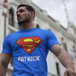 T-shirt Superman | Nom personnalisé<br><div class="desc">Ne manquez pas de vous démarquer de la foule avec ce super super super super t-shirt personnalisé de DC Comics ! Personnalisez en ajoutant votre propre texte personnalisé.</div>