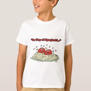 T-shirt sur le dessus de spaghetti chantant des boules de