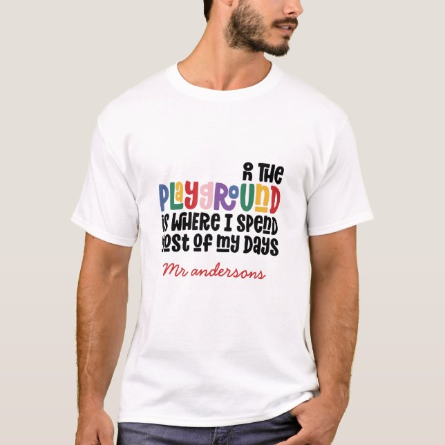 T-shirt Sur le terrain de jeu typographie moderne cadeau e (Devant)