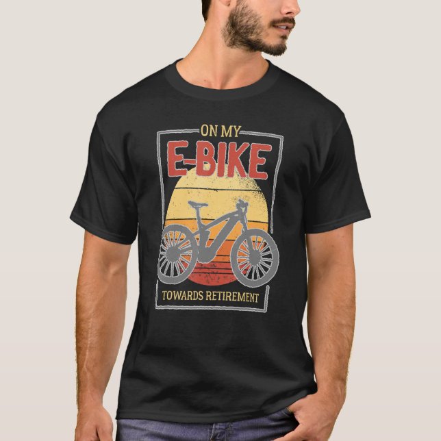 T-shirt Sur Mon E Bike Vers La Retraite Pour Vélo (Devant)