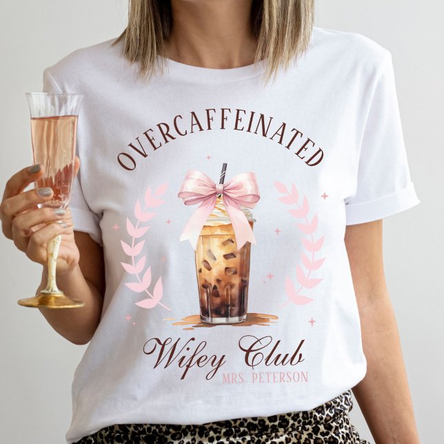 T-shirt Surcaffeiné Club Wifey Bow café glacé Mme. (Funny bride cute Overcaffeinated Wifey Club white wedding t-shirt, MRS name coquette coffee bow)