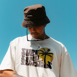 T-shirt Surf Rétro Couchers de soleil Palm Tree Beach Vibe<br><div class="desc">Le t-shirt Retro Surf Sand Sunsets Palm Tree Beach Vibes est l'ajout parfait à votre garde-robe d'été. Que vous soyez en train de frapper les vagues ou juste de vous allonger sur le sable, ce tee-shirt vous a couvert. Préparons-nous pour un été rempli de surf, de sable et de couchers...</div>