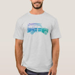 T-shirt Surf vintage en bois<br><div class="desc">Allons à la plage ! T-shirt wagon Surf en bois. Véhicule de surf en bois cool,  emblématique,  avec planches de surf sur le toit. Couleurs dégradées de bleus océaniques et de vert d'eau - design patiné et pénible pour l'aspect vintage.</div>