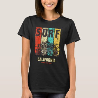 T-shirt Surfer sur la côte californienne en été sur les va