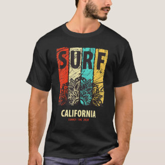 T-shirt Surfer sur la côte californienne en été sur les va