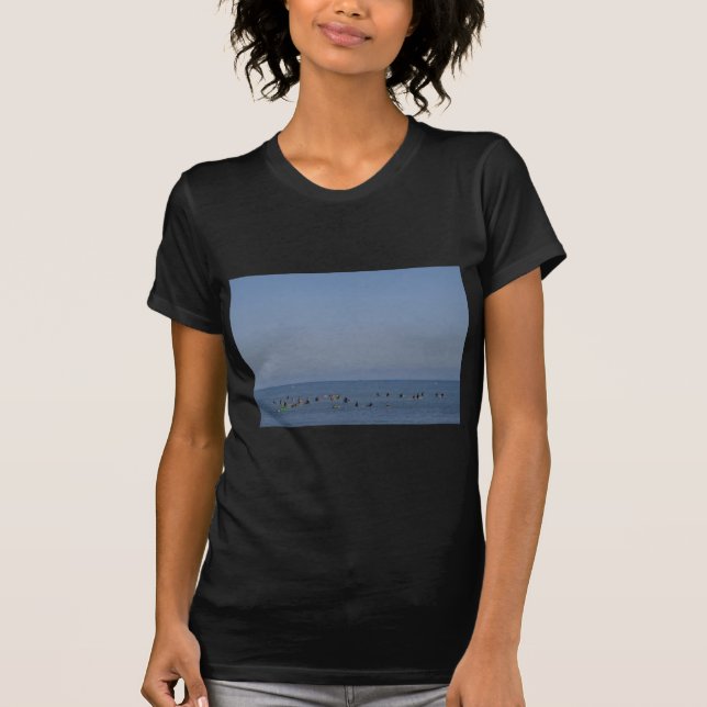 T-shirt surfers attendant une vague (Devant)
