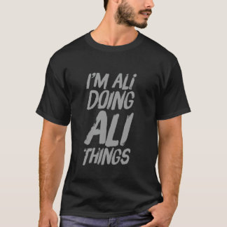 T-shirt Surnoms drôles d'Ali Je suis Ali Faisant des chose