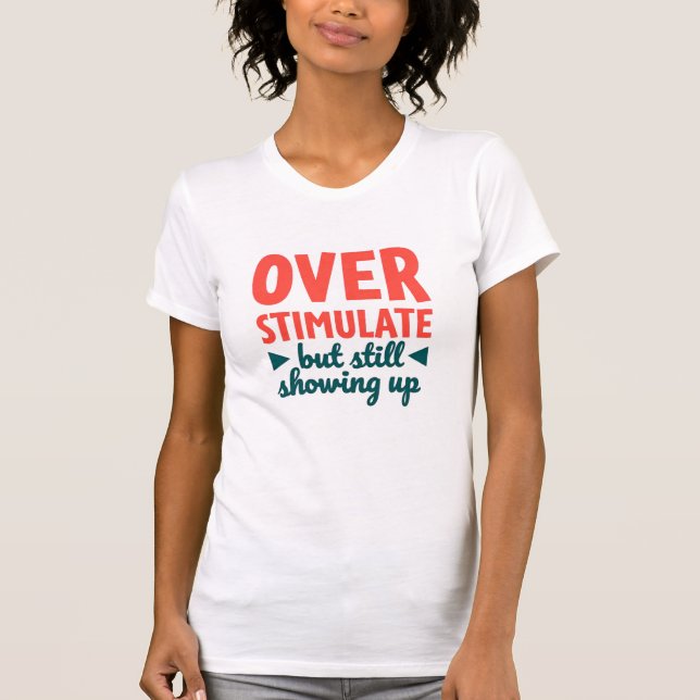 T-shirt Surstimulé Mais Toujours Présent Texte (Devant)
