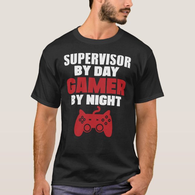 T-shirt Surveillant par le gamer de jour par nuit (Devant)
