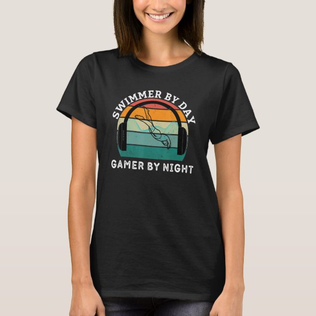 T-shirt Swimmer By Day Gamer By Night Swimming Game Lover  (Devant)