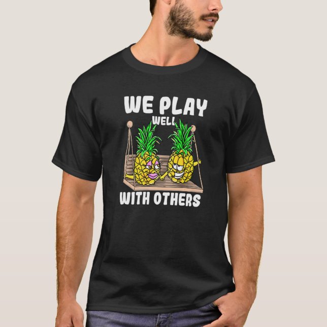 T-shirt Swinger We Play Well With Others Swinging Pineappl (Devant)