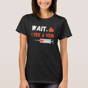 T-shirt Syringe de médecine Médicale Attendre Je Vois Vein